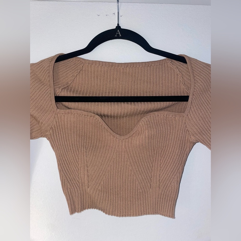 Camel-colored cropped long sleeve shirt